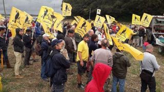 Plus de 200 paysans de la Confédération paysanne ont occupé une parcelle achetée par le groupe chinois Hongyang à Châtillon-sur-Indre, le 29 août 2018. © Confédération paysanne Plus de 200 paysans de la Confédération paysanne ont occupé une parcelle achetée par le groupe chinois Hongyang à Châtillon-sur-Indre, le 29 août 2018. © Confédération paysanne